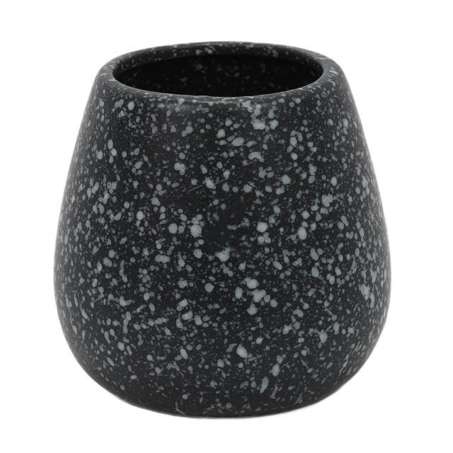 Un set de accesorii pentru baie: dozator, sapun si cana