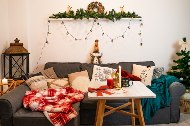 Coroană decorativă de Crăciun cu conuri de pin