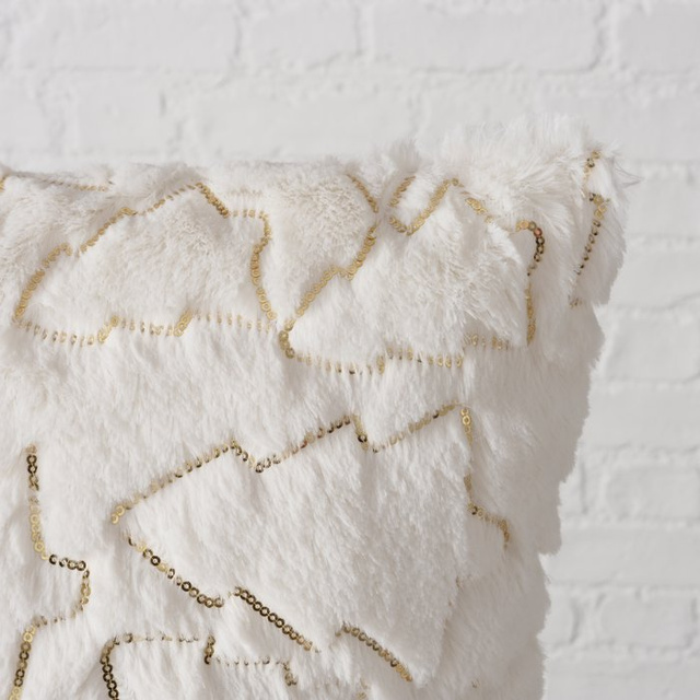 Perna pufoasă cu model brodat JAMES, 45 x 45 cm