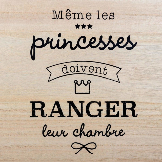 O cutie spatioasa pentru depozitarea obiectelor, cu manere si roti, usor de transportat, din lemn.