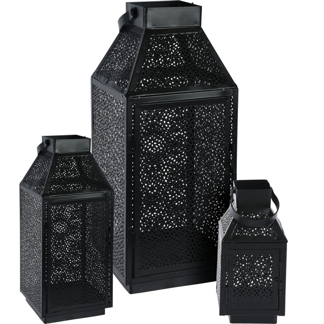 Un set de 3 felinare metalice de diferite dimensiuni