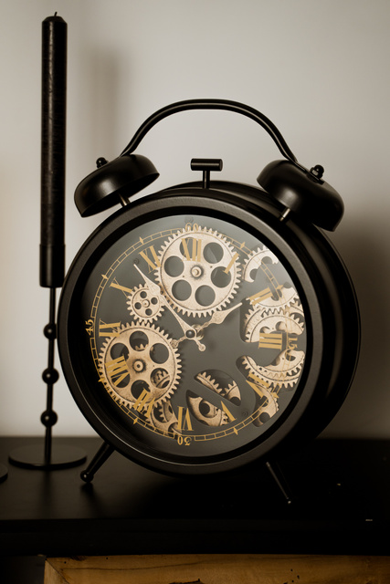 Ceas cu mecanism vizibil, silentios
