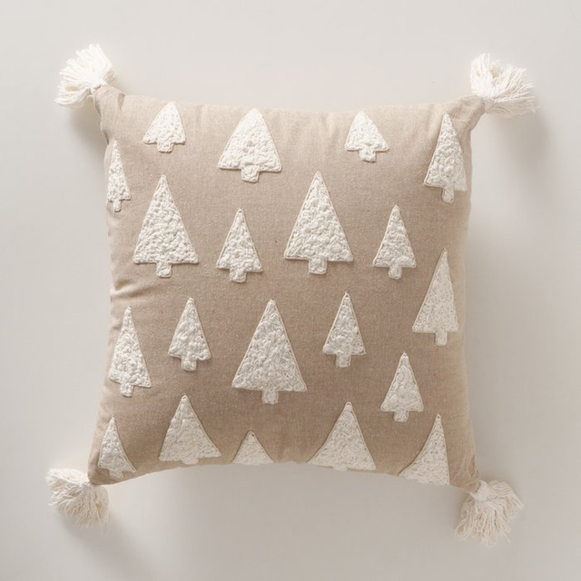 Perna decorativă cu brăduți brodați și ciucuri TAMMO, 40 x 40 cm