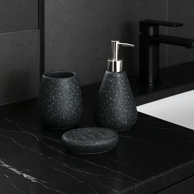 Un set de accesorii pentru baie: dozator, sapun si cana