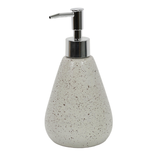 Un set de accesorii pentru baie: dozator, sapun si cana