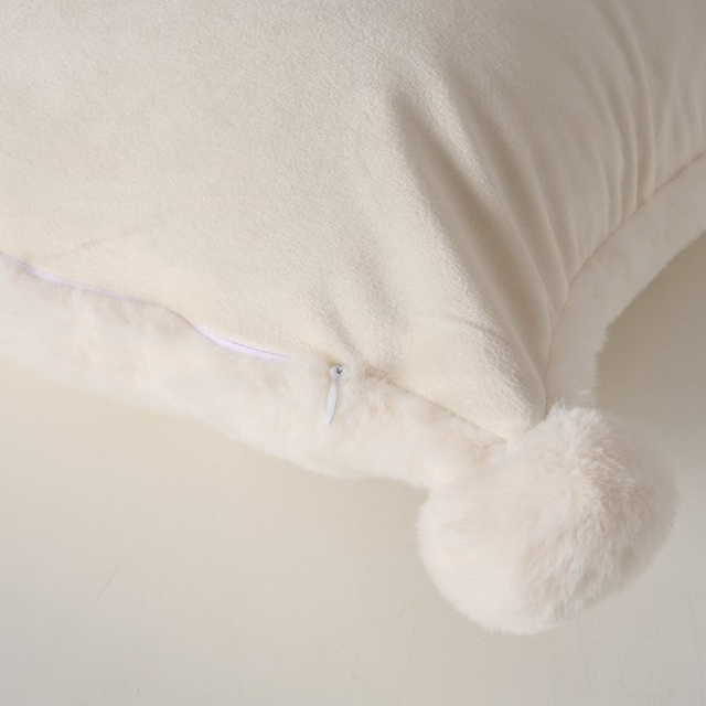 Perna pufoasă cu inscripție brodată și pompoane NAVID, 35 x 55 cm