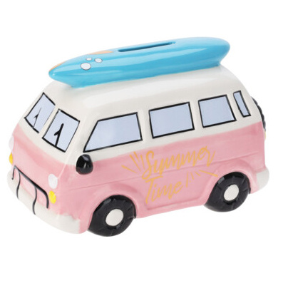 O pușculiță din ceramică colorată cu motiv de călătorie