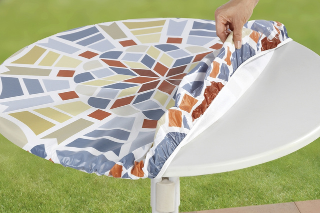 Fata de masa de gradina