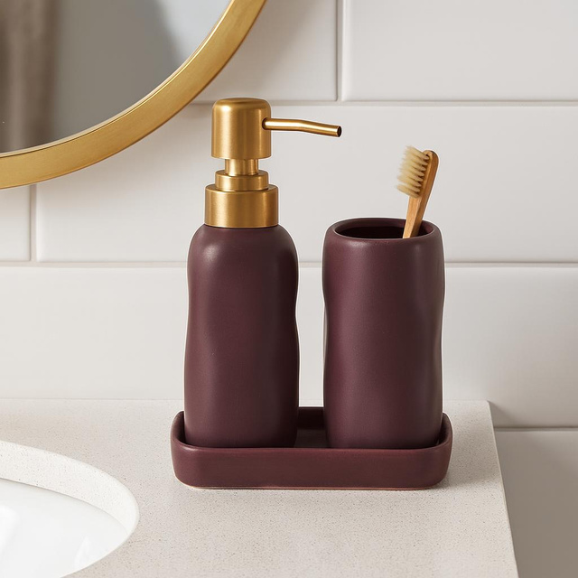 Set de baie EON, dozator ceramic cu pompă aurie, cană și tavă, bordou.