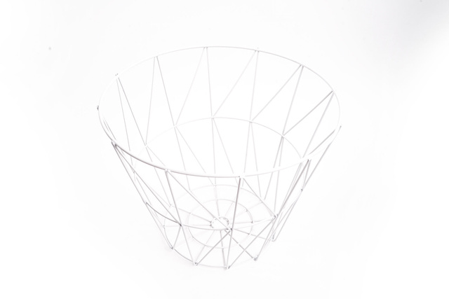 Masuta de cafea in stil modern, blat din lemn cu abajur din sarma, masa universala si moderna