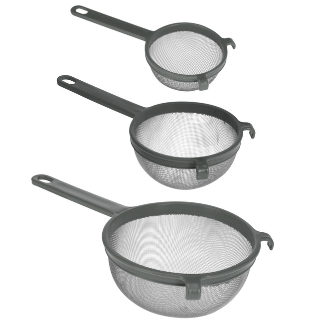 Un set de strecurătoare metalice în trei dimensiuni, mâner din plastic