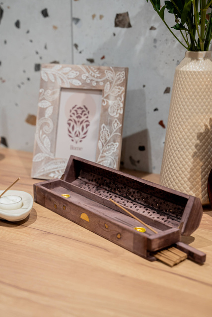 Suport din lemn pentru tămâie sub formă de cutie