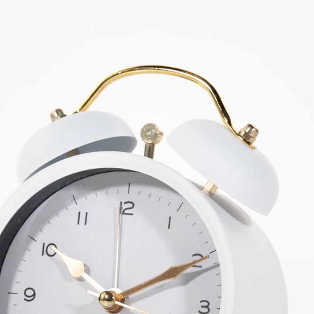 Ceas de masa cu alarma si limbii aurii, alb, 10 x 5,5 x 13,5 cm