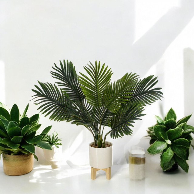 Palmier artificial în ghiveci alb pe suport, 72 cm.