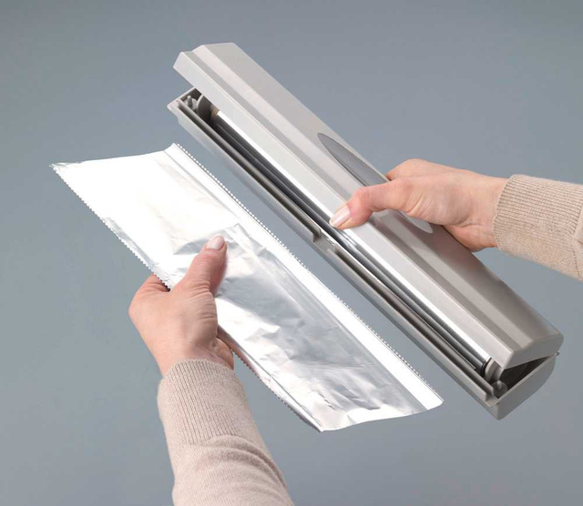 Tăietor de folie alimentară cu lamă din oțel inoxidabil, din plastic - WENKO, antracit.