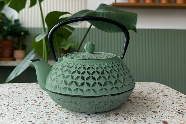 Ceainic din fontă cu infuzor SABI, 1000 ml, verde deschis