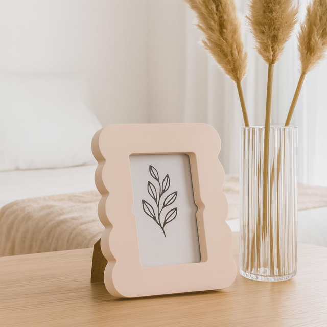 Ramă foto cu margine ondulată BASE, 16 x 2,2 x 20,8 cm, taupe