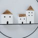 Decor de perete cu case din lemn, GOTAN, Ø 28 cm