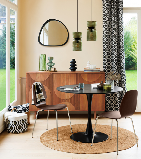 Oglindă de perete organică WAYNE cu ramă neagră, 56,5 × 63 cm