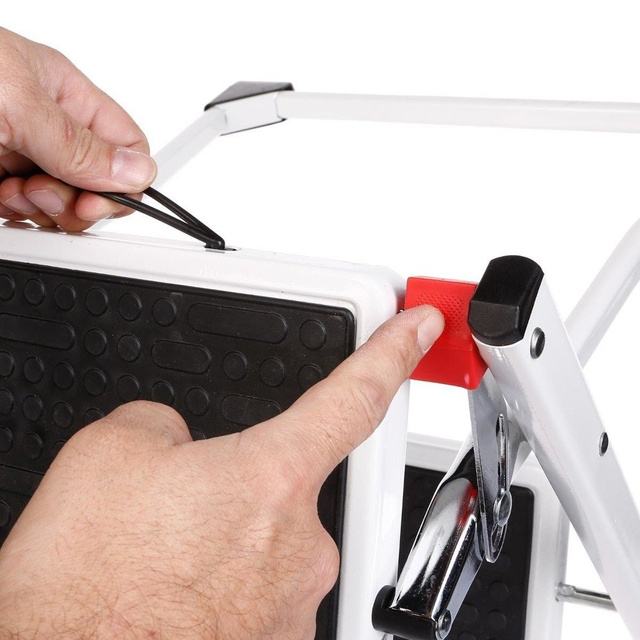 Scară metalică cu două niveluri