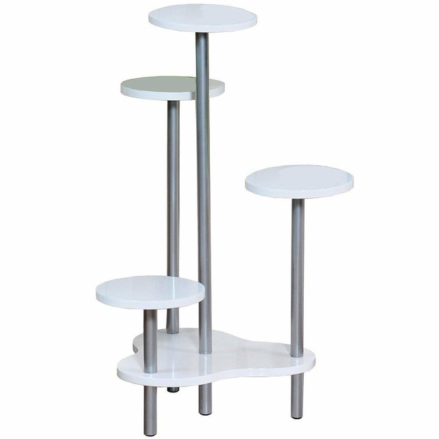 Un suport pentru flori, cu patru rafturi, potrivit pentru orice cameră