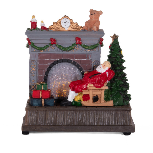 Sat de Crăciun, scenă de Crăciun cu Moș Crăciun lângă șemineu