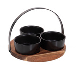 Boluri ceramice pe o tavă de lemn