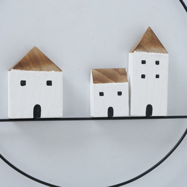 Decor de perete cu case din lemn, GOTAN, Ø 28 cm