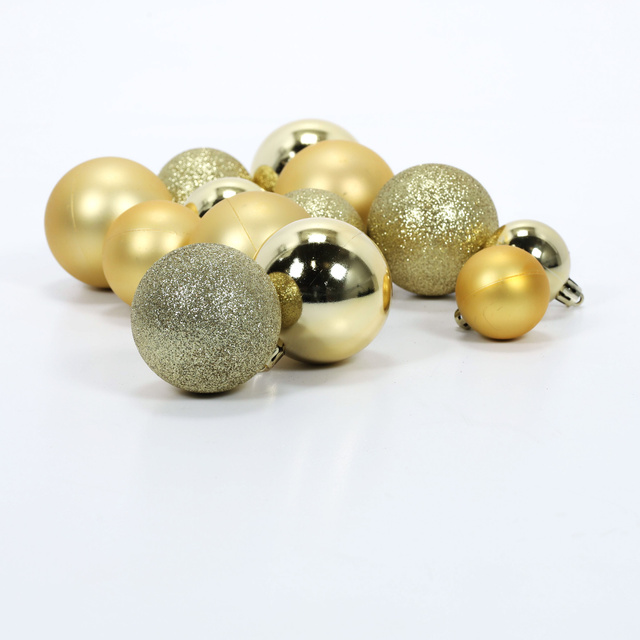 Set de globuri de Crăciun de dimensiuni diferite, 70 de bucăți.