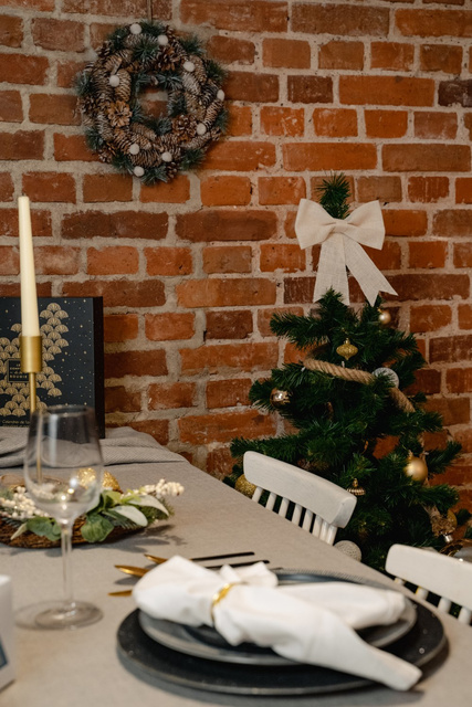 Coroană decorativă de Crăciun cu conuri de pin