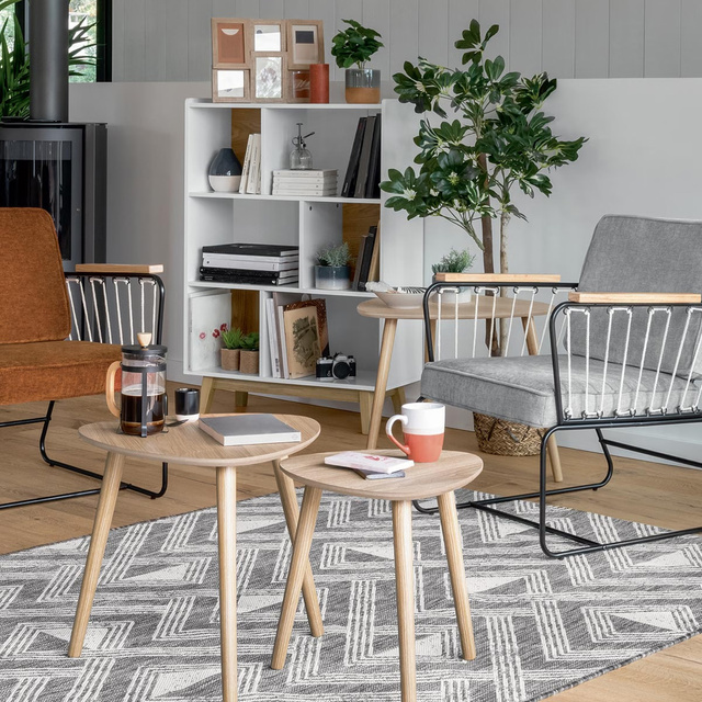 Un set de trei măsuțe de cafea cu blat rotunjit și picioare din lemn