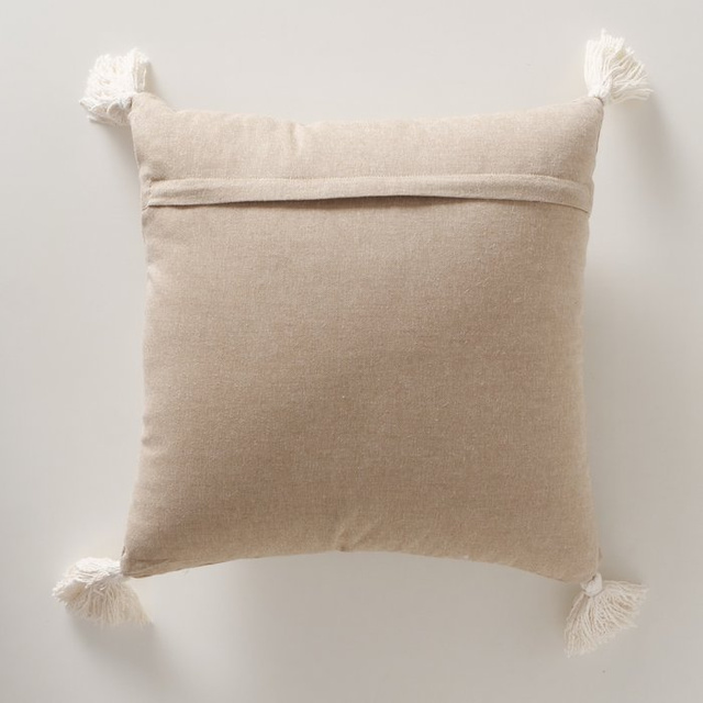 Perna decorativă cu brăduți brodați și ciucuri TAMMO, 40 x 40 cm