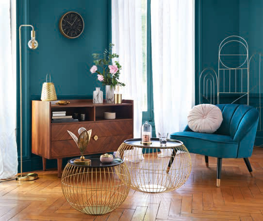 Lampă de podea modernă, aurie, din metal.