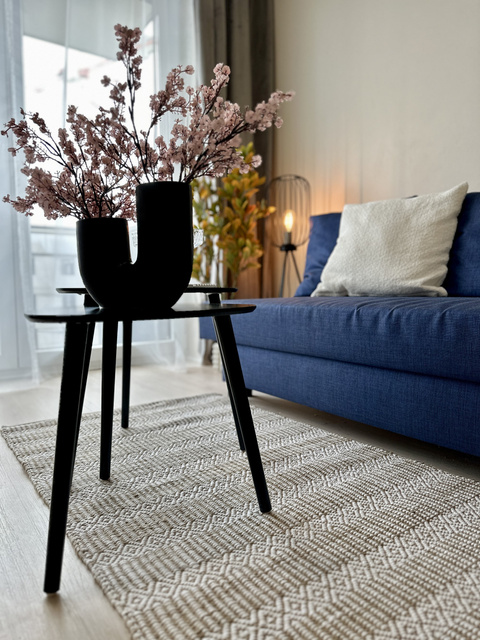 Set 2 masute de cafea cu trei picioare