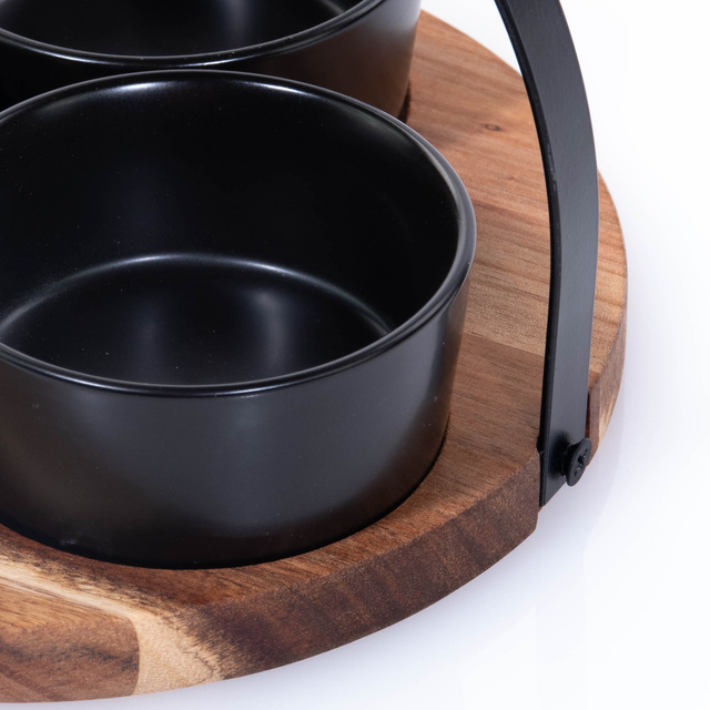 Boluri ceramice pe o tavă de lemn