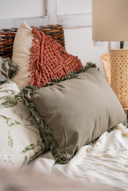 Perna decorativa cu franjuri Ali, macrame, margele, 40 x 40 cm