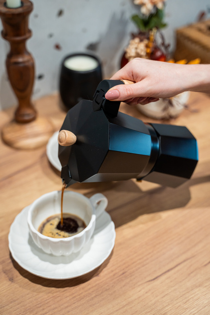 Cafetiera din aluminiu cu maner din lemn, 9 cesti