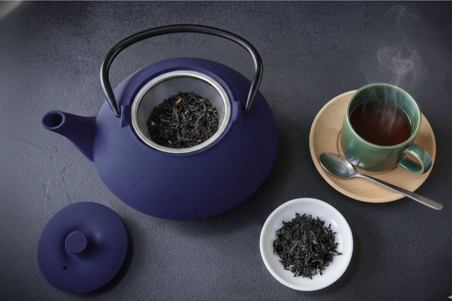 Ceainic din fontă cu infuzor NOMI, 800 ml, bleumarin