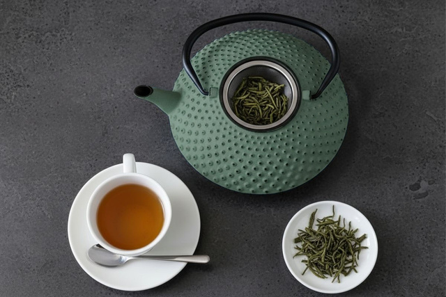 Ceainic din fontă cu infuzor MIKA, 1250 ml, verde deschis