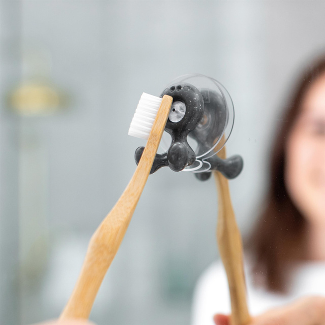 Suport pentru periuțe de dinți TOMMY, fixat cu ventuză, KOZIOL, alb reciclat