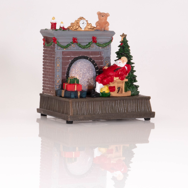 Sat de Crăciun, scenă de Crăciun cu Moș Crăciun lângă șemineu