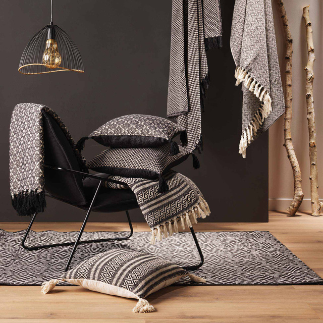 Perna decorativa pentru living JUNON, cu ciucuri, 40 x 40 cm