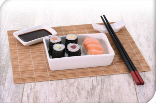 Set servire sushi pentru 2 persoane, cu saltea din bambus