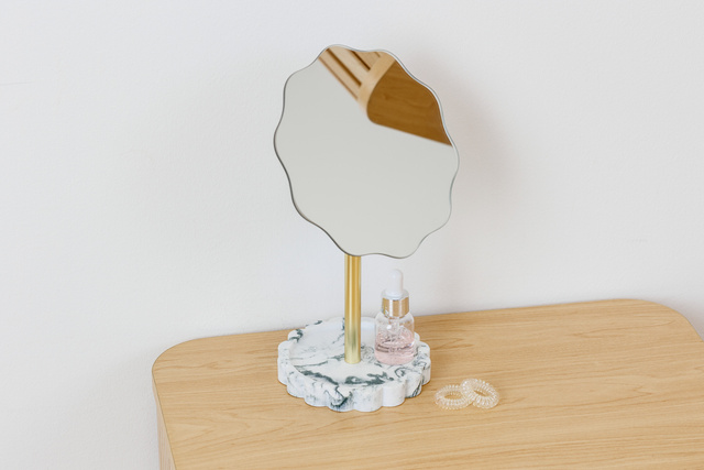 Oglindă cosmetică floare MARBY cu tavă pentru bijuterii, Ø 12,2 cm