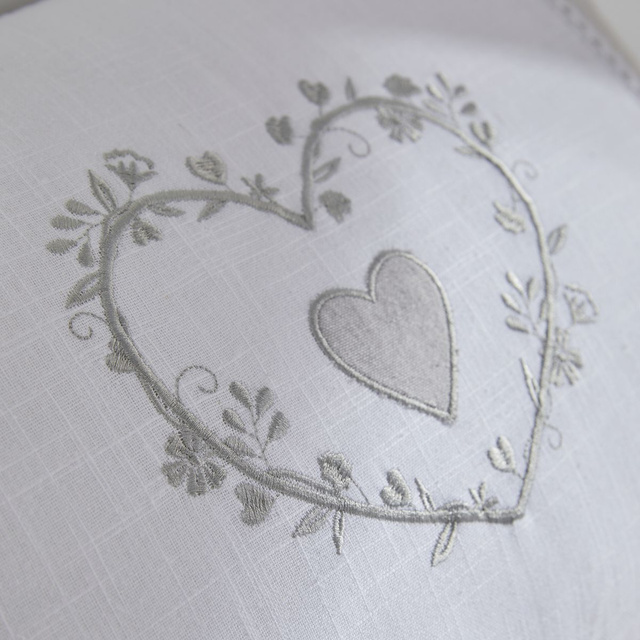 Perna decorativă pentru salon CONSTANCE, inimioară brodată, bumbac, 30 x 50 cm