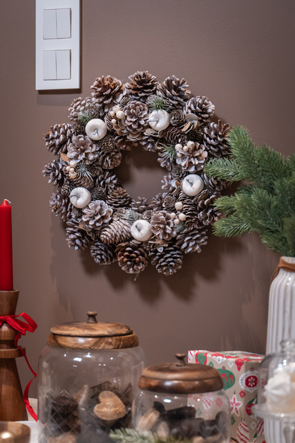 Coronita de Craciun, zapada artificiala si conuri de pin, Ø 34 cm