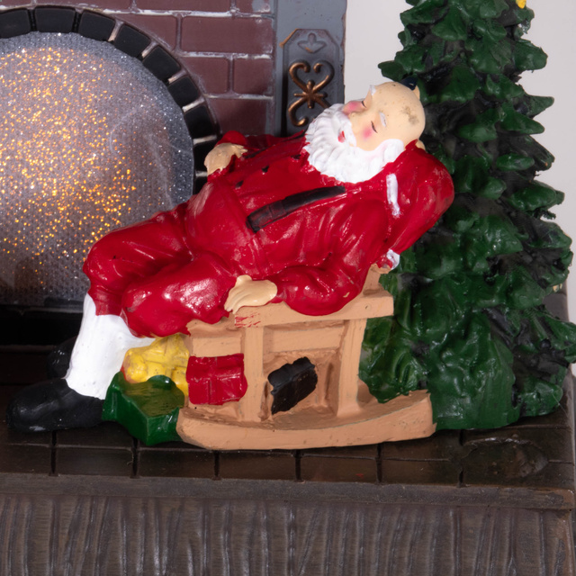 Sat de Crăciun, scenă de Crăciun cu Moș Crăciun lângă șemineu