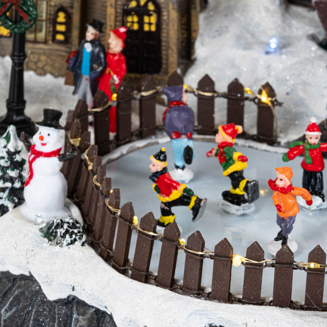 Figurina sat de Craciun cu lumini si o moara de vant in miscare