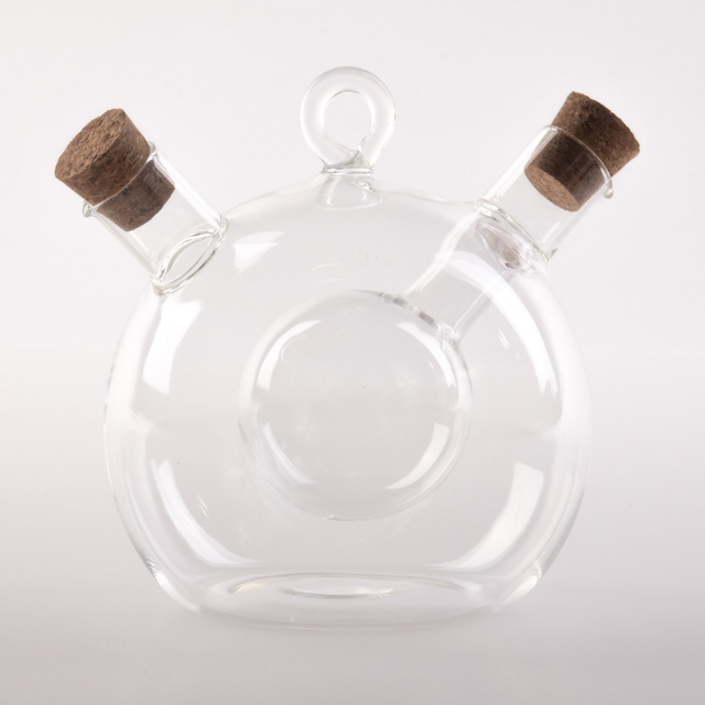 O sticlă în formă de bilă pentru oțet și ulei, un gadget decorativ original și practic de bucătărie