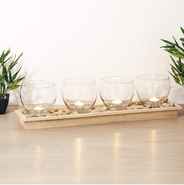 Suporturi din sticlă pentru 4 lumânări, pe o tavă de lemn
